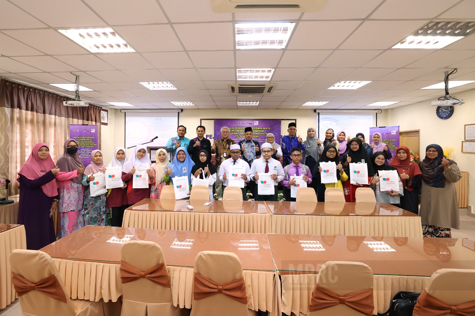 15 PELAJAR B40 BERSYUKUR TERIMA BANTUAN CERMIN MATA PERCUMA USM 5