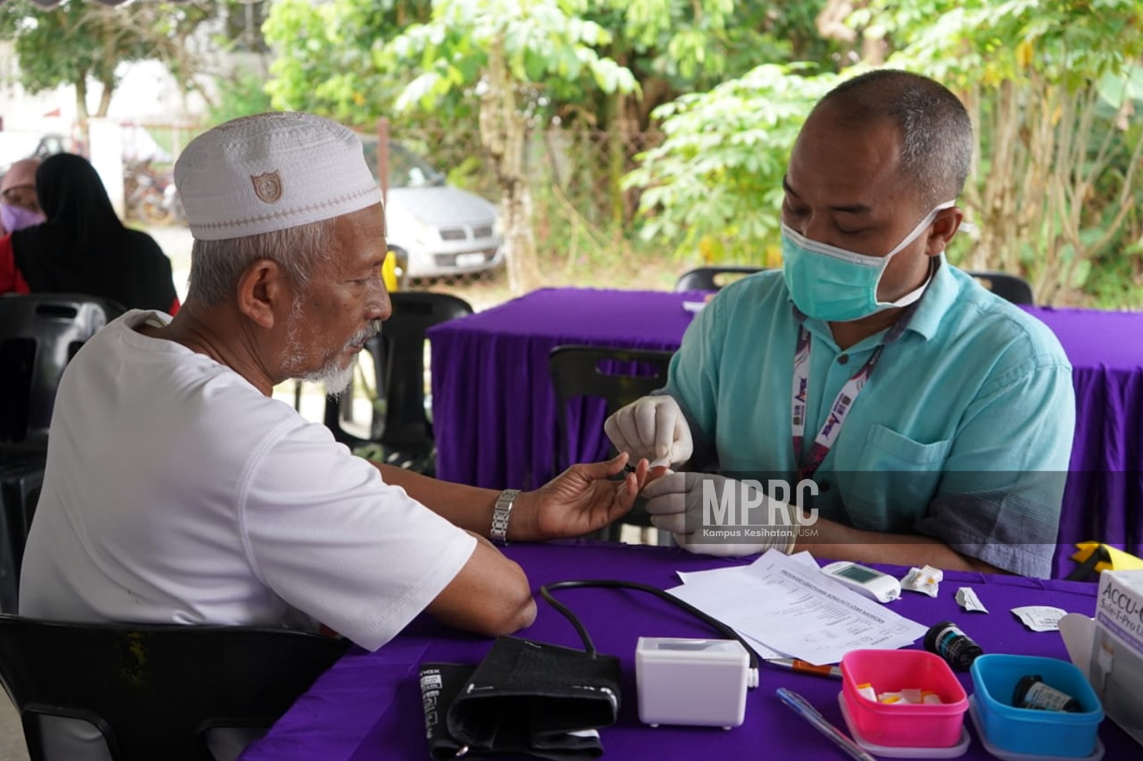 PENDUDUK TERUJA DAN BERSYUKUR KLINIK BERGERAK USM MASUK KAMPUNG