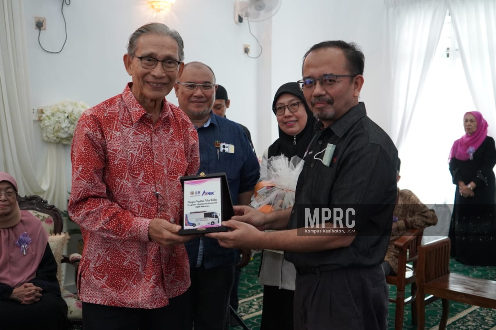 PENDUDUK TERUJA DAN BERSYUKUR KLINIK BERGERAK USM MASUK KAMPUNG 6